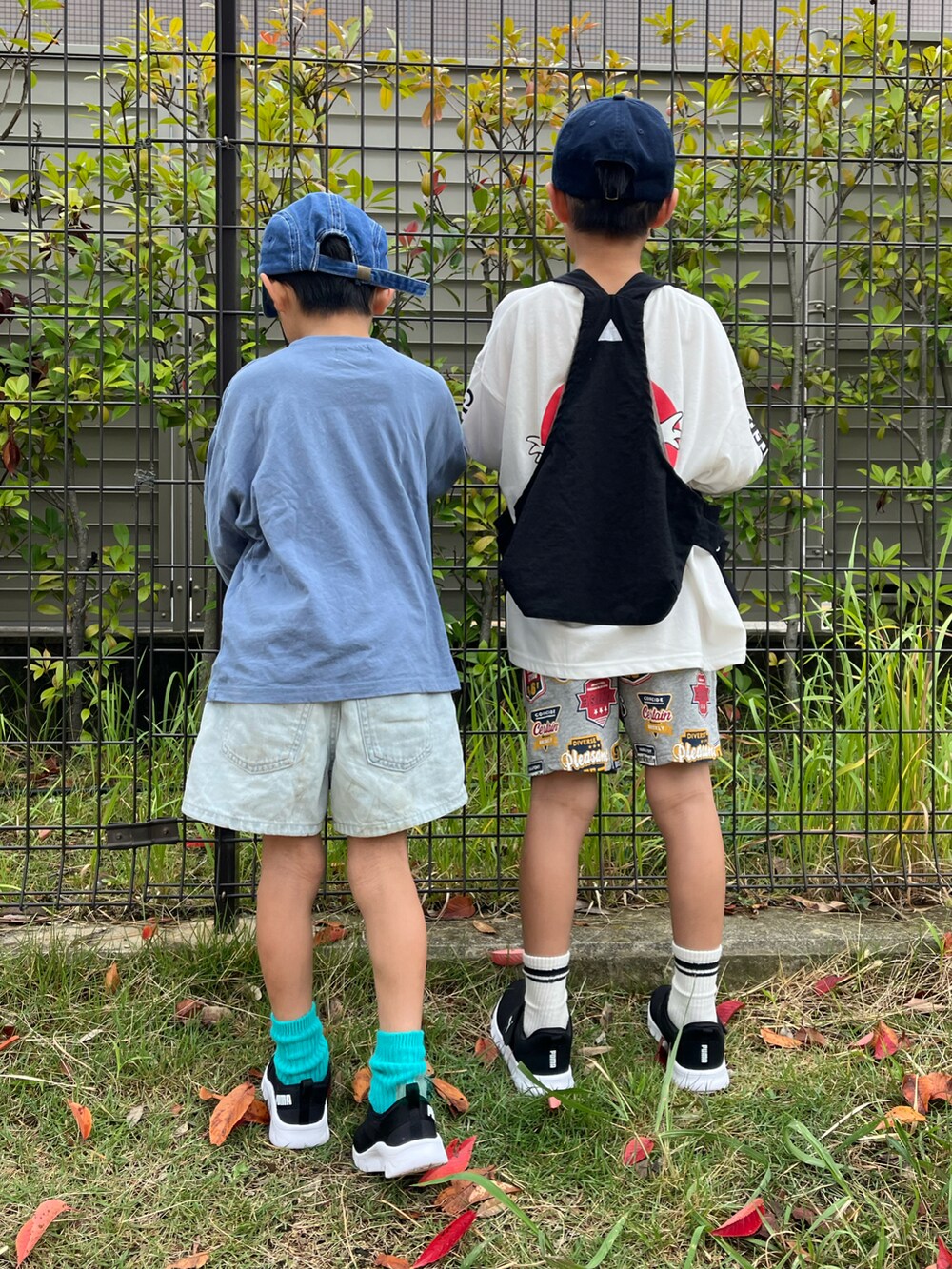 ブルー系のTシャツ/カットソー、グレー系のその他パンツ、ブラック系のスニーカーを着用したキッズの秋コーディネートの3枚目の写真