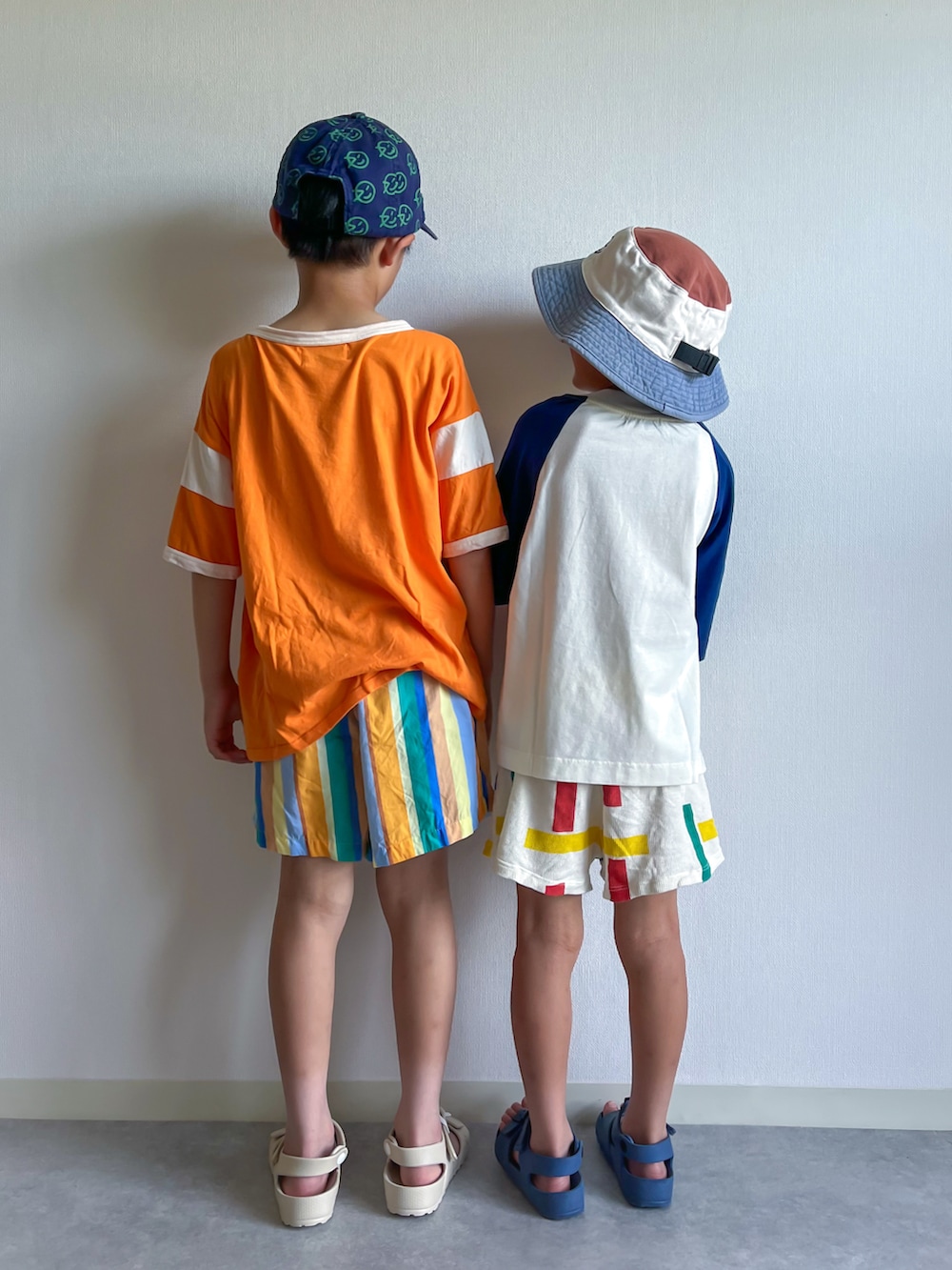 その他のTシャツ/カットソー、オレンジ系のTシャツ/カットソー、ホワイト系のその他パンツを着用したキッズの夏コーディネートの2枚目の写真