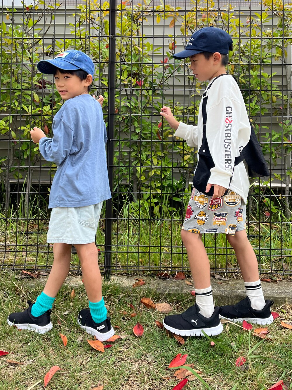 ブルー系のTシャツ/カットソー、グレー系のその他パンツ、ブラック系のスニーカーを着用したキッズの秋コーディネートの2枚目の写真