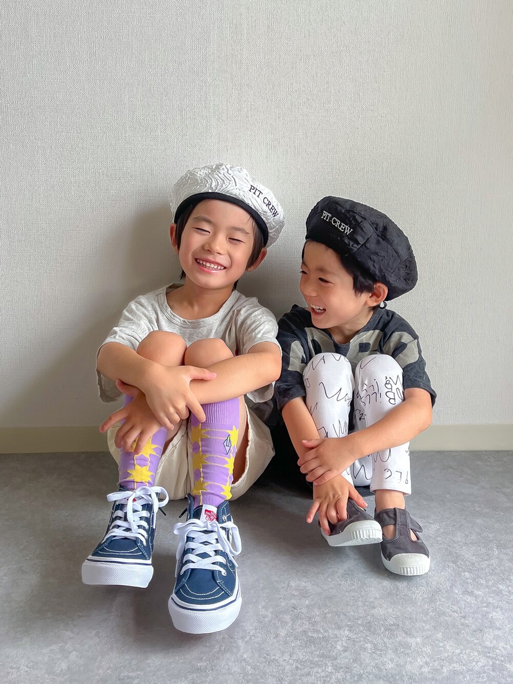 ホワイト系のTシャツ/カットソー、ブラック系のTシャツ/カットソー、ホワイト系のデニムパンツを着用したキッズの秋コーディネートの2枚目の写真