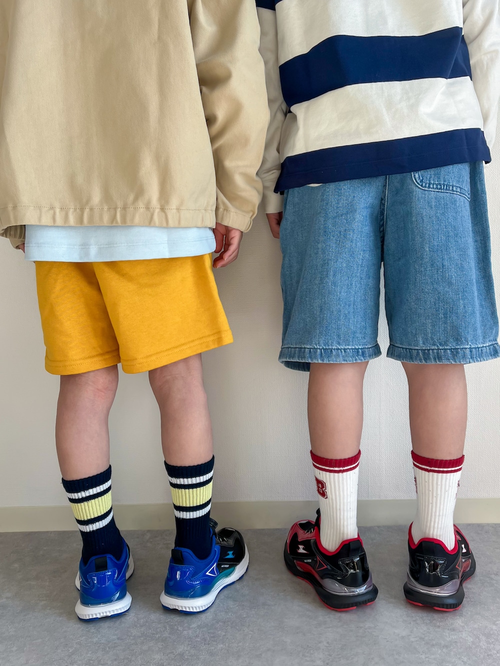 イエロー系のスウェットパンツ、ホワイト系のポロシャツ、ブルー系のデニムパンツを着用したキッズの春コーディネートの3枚目の写真