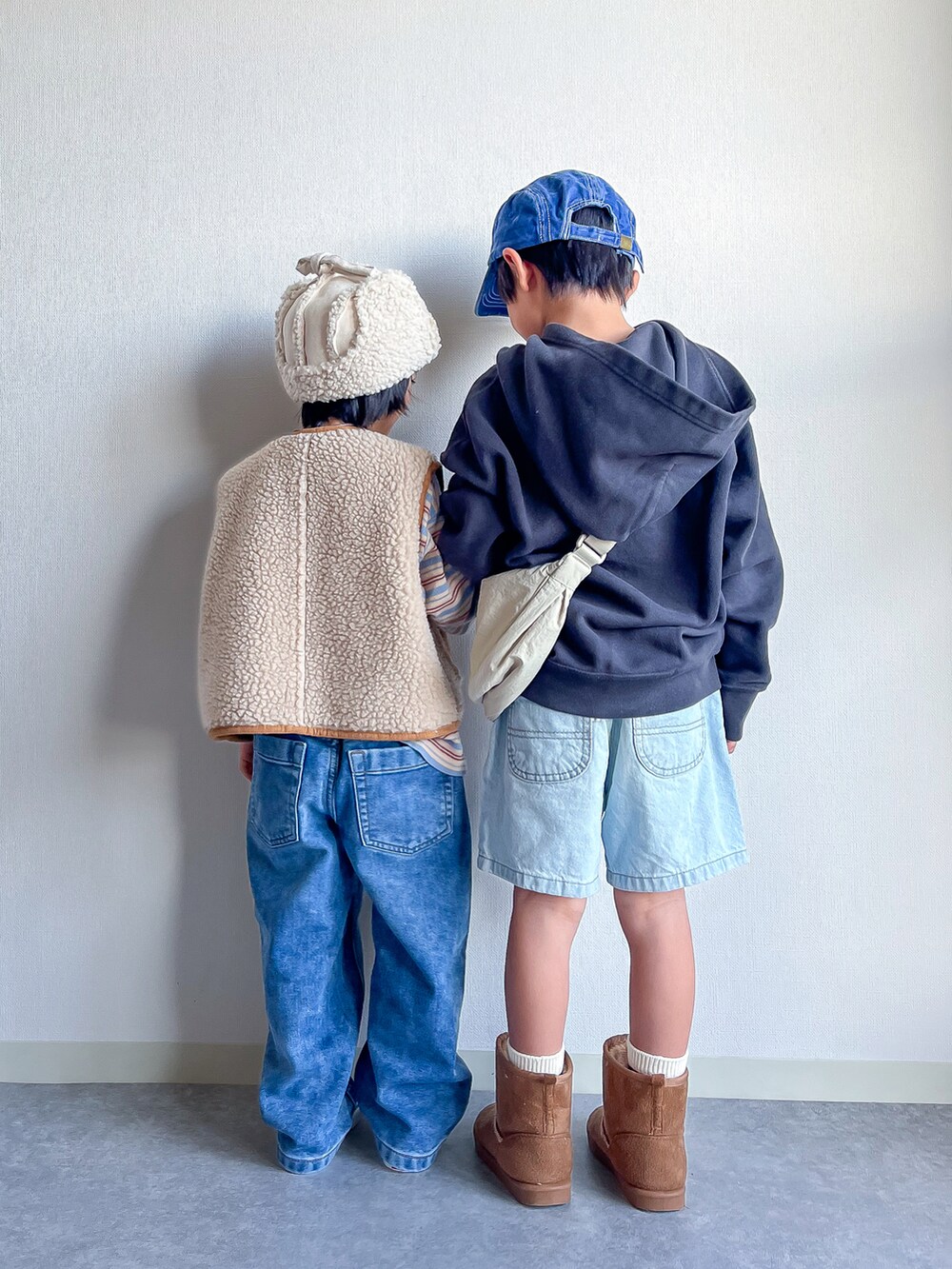 「ファッションを楽しもう、お出かけコーデ、デニム、UNIQLO、GU、ムートンブーツ、ブーツ、ベスト、レイヤードスタイル、キャップ、カジュアルコーデ、冬コーデ、ビッグシルエット、パーカー、ショルダーバッグ」|「BOBO CHOSESのBobo Choses navy cap(キャップ、ブルー系)」を使った、あおりゅーさん(キッズ・100cm)の秋コーディネートの3枚目の写真