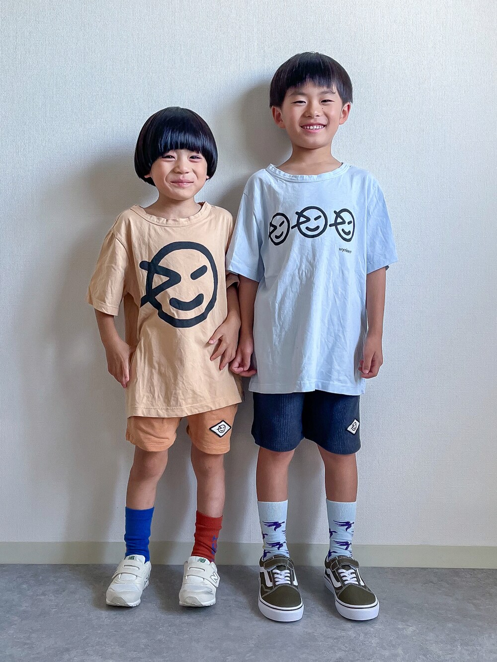 ブルー系のTシャツ/カットソー、イエロー系のTシャツ/カットソー、グレー系のその他パンツを着用したキッズの夏コーディネートの2枚目の写真