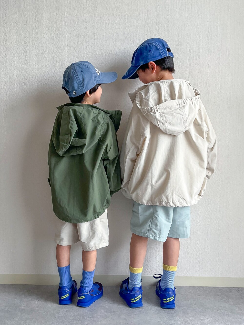 グリーン系のTシャツ/カットソー、ブルー系のTシャツ/カットソー、ブルー系のその他パンツを着用したキッズの春コーディネートの2枚目の写真