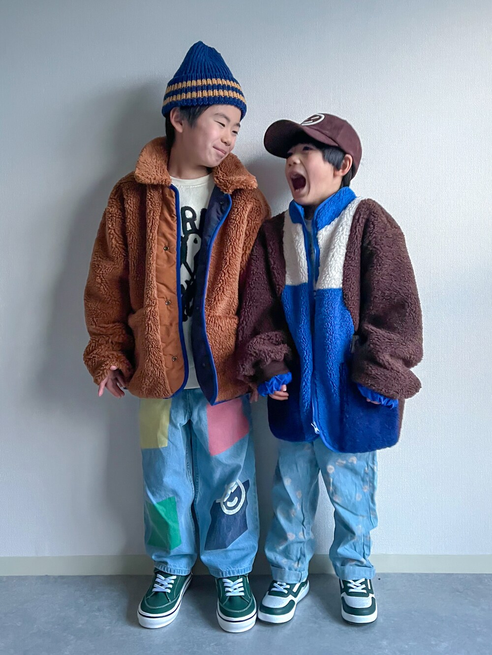 ブルー系のカバーオール、ホワイト系のスウェット、ブルー系のジャケット/アウターを着用したキッズの冬コーディネートの2枚目の写真