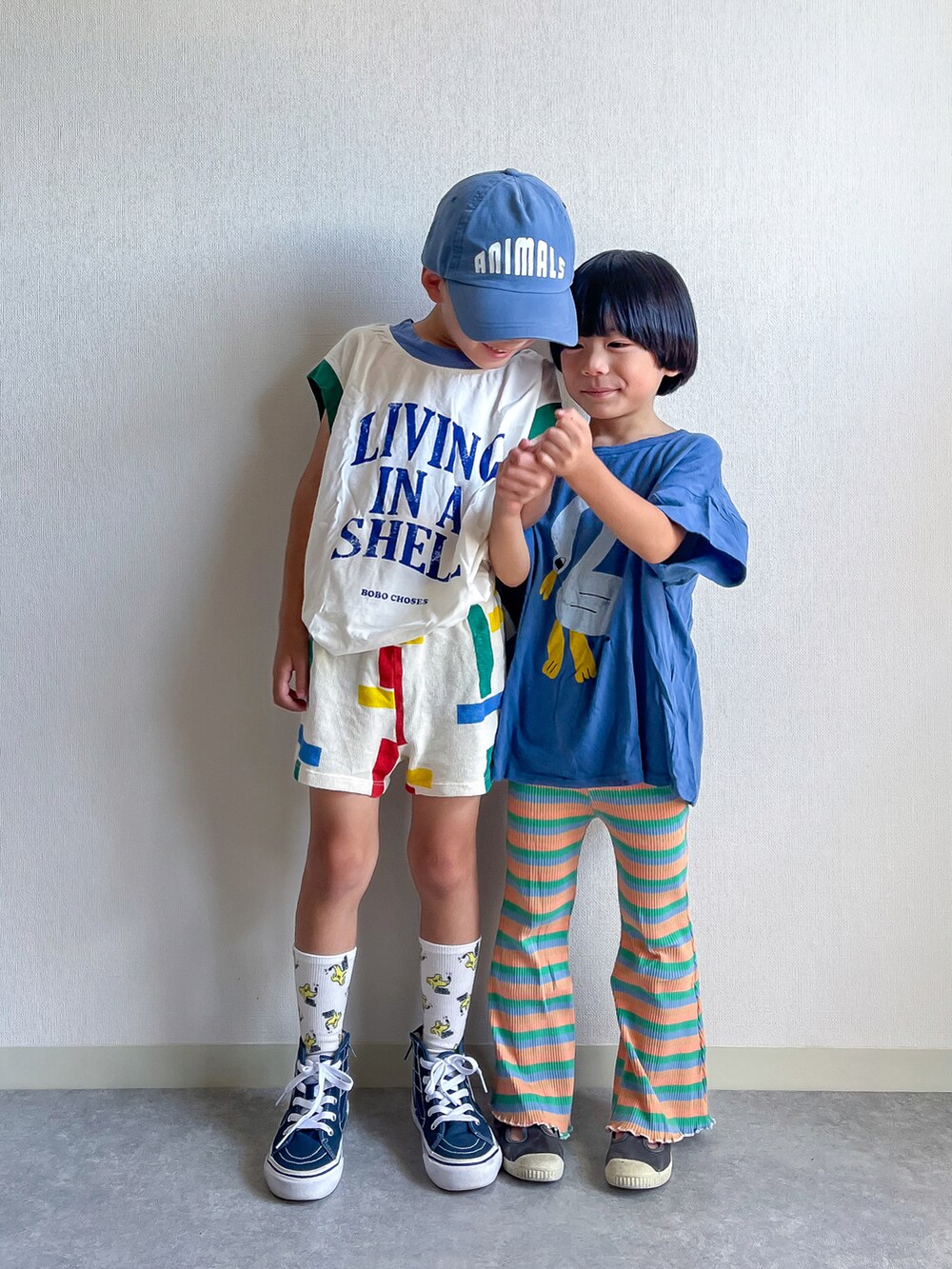 「キッズファッション、夏コーデ、ブルー、カラフル、カラーコーデ、ショートパンツ、VANS、スニーカー、Tシャツ、タンクトップ、キャップ、カラーパンツ、カジュアル、カジュアルコーデ」|「The animals observatoryのThe animals observatory / アダルト フロントプリント キャップ(キャップ、ブルー系)」を使った、あおりゅーさん(キッズ・100cm)の夏コーディネートの2枚目の写真