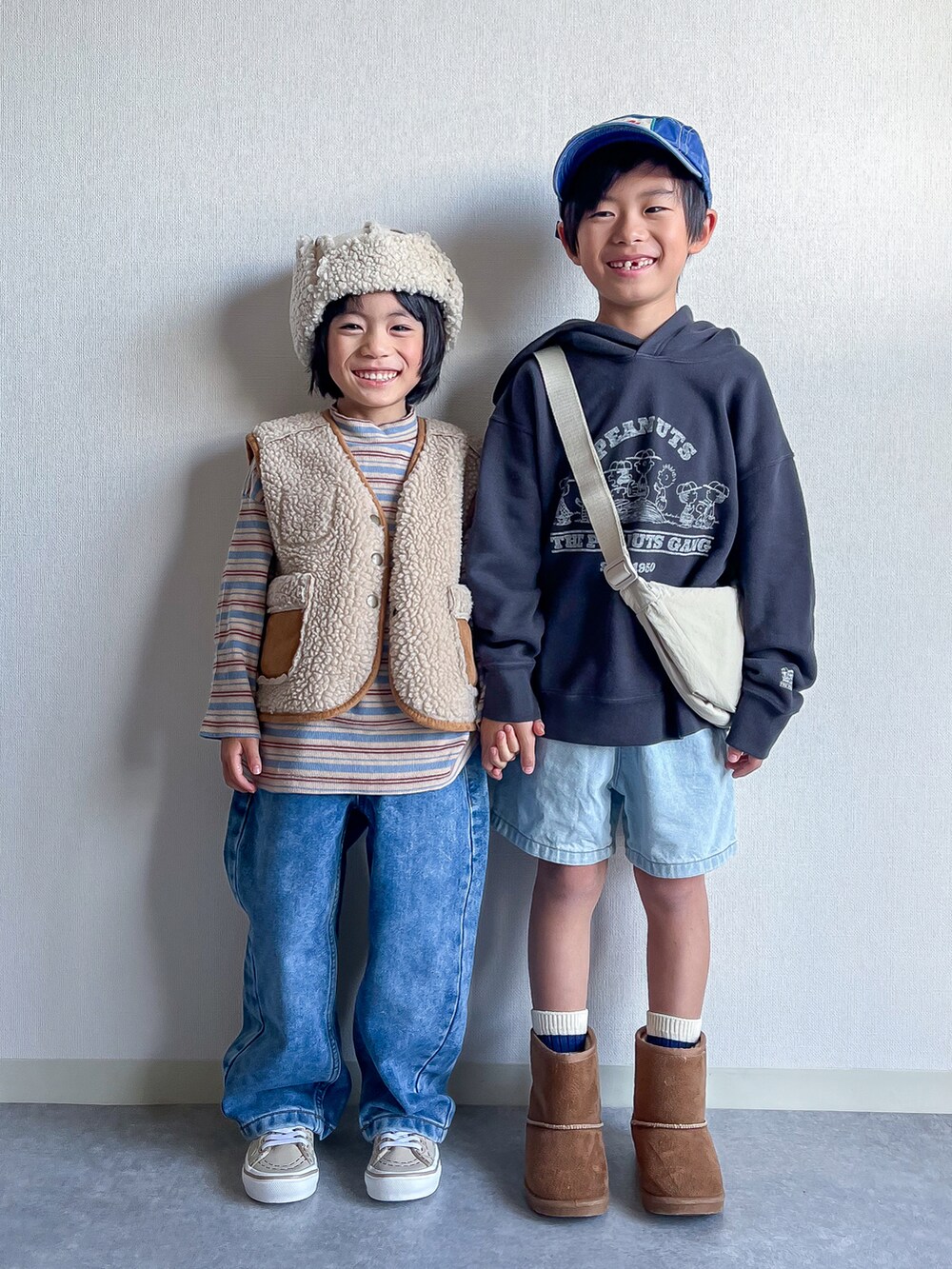 「ファッションを楽しもう、お出かけコーデ、デニム、UNIQLO、GU、ムートンブーツ、ブーツ、ベスト、レイヤードスタイル、キャップ、カジュアルコーデ、冬コーデ、ビッグシルエット、パーカー、ショルダーバッグ」|「BOBO CHOSESのBobo Choses navy cap(キャップ、ブルー系)」を使った、あおりゅーさん(キッズ・100cm)の秋コーディネートの2枚目の写真