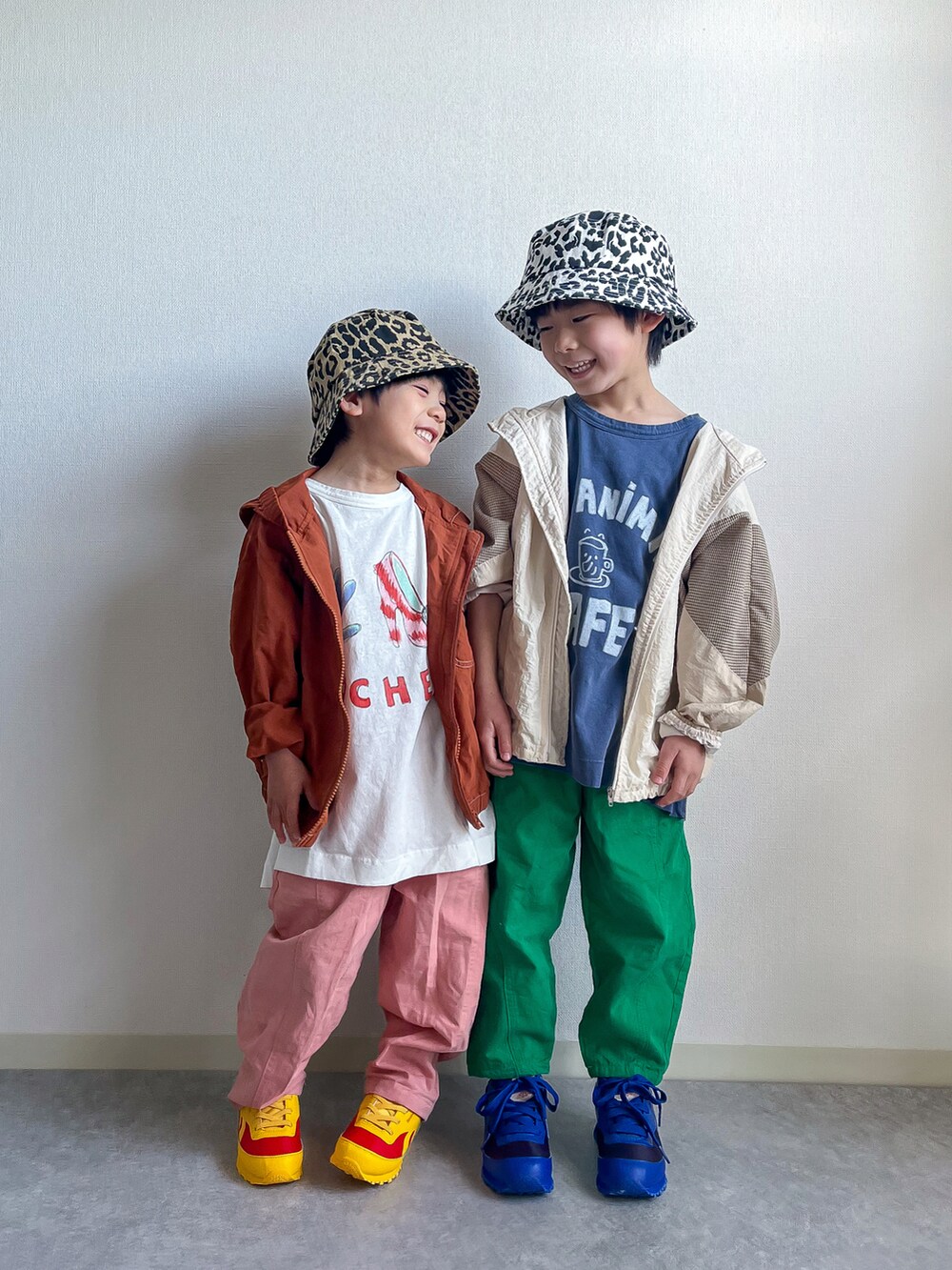 ブルー系のTシャツ/カットソー、ホワイト系のTシャツ/カットソー、グリーン系のその他パンツを着用したキッズの春コーディネートの2枚目の写真