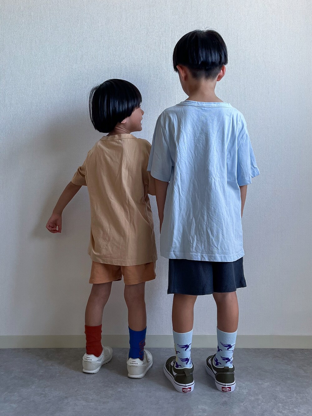 ブルー系のTシャツ/カットソー、イエロー系のTシャツ/カットソー、グレー系のその他パンツを着用したキッズの夏コーディネートの4枚目の写真