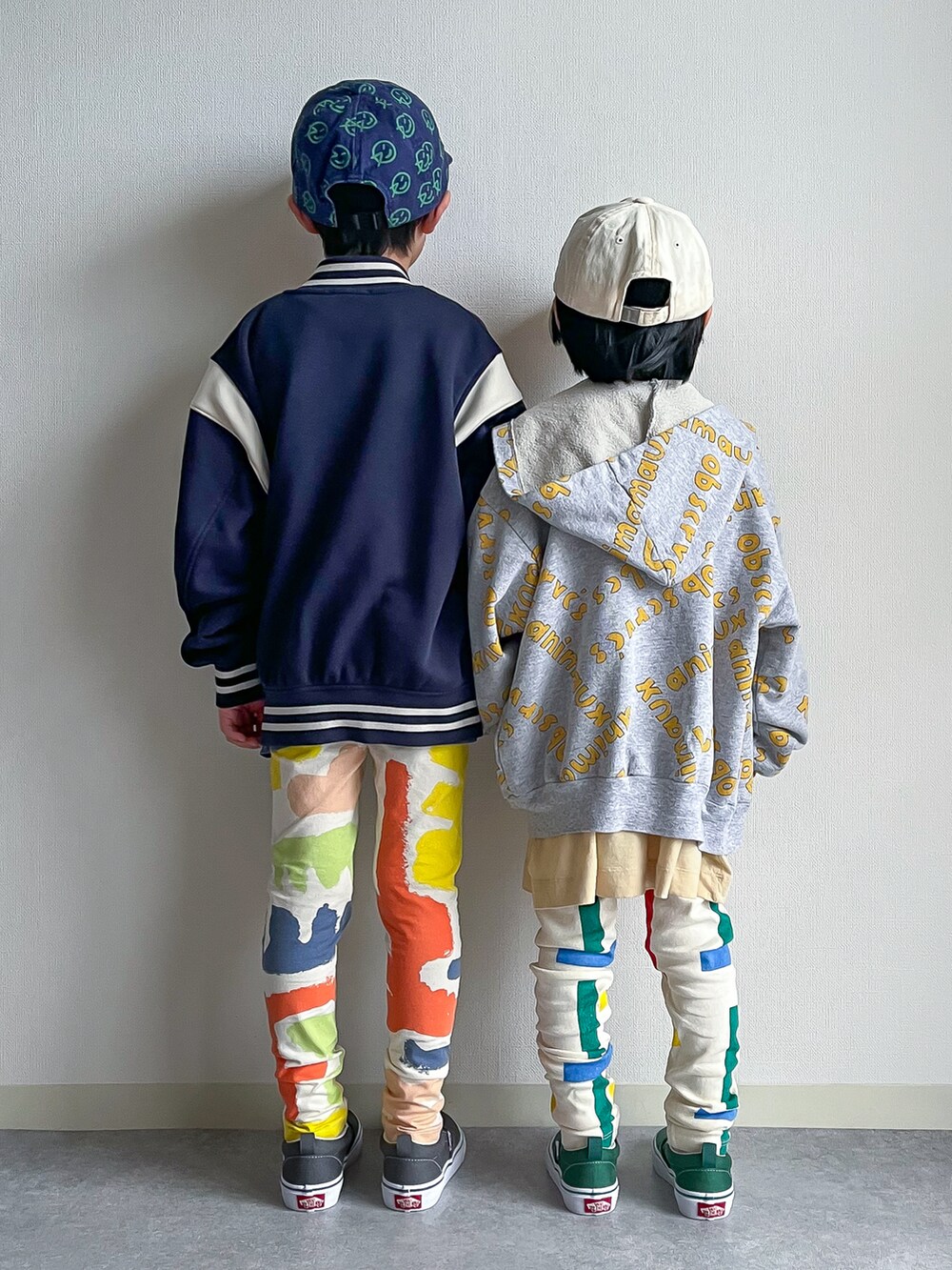 「春のNewスタイル、パステルカラー、スニーカー、スリッポン、キャップ、レギンス、カラーパンツ、Tシャツ、春アウター、春色、パーカー、お出かけコーデ、休日スタイル、カジュアル、リンクコーデ」｜「Wynkenのアイテム（キャップ、ブルー系）」を使った、あおりゅーさん（キッズ・120cm）の春コーディネートの3枚目の写真