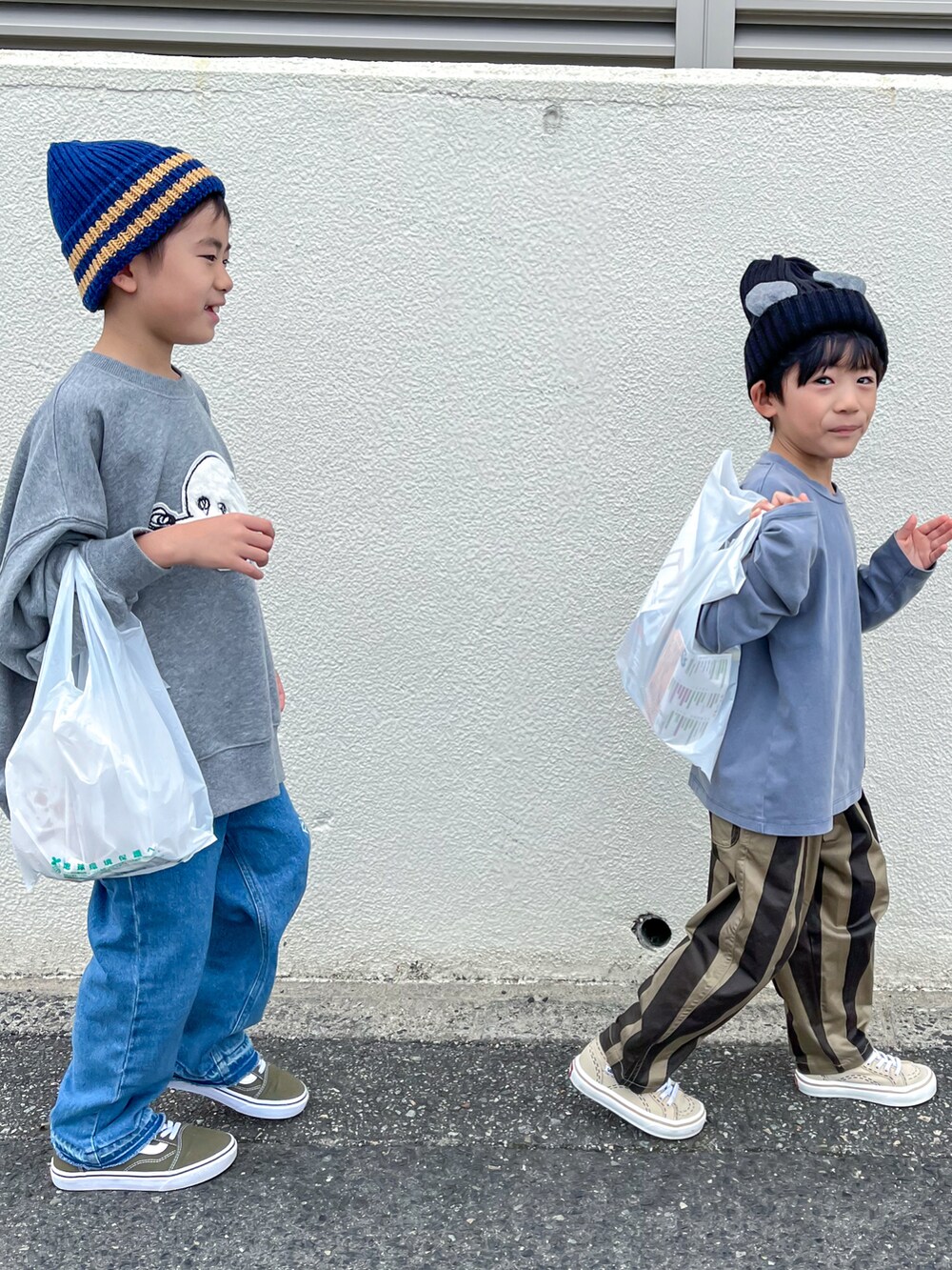 「ニット帽、スウェット、ビッグシルエット、デニム、お出かけコーデ、休日スタイル、秋コーデ、ブラウン、スニーカー、カジュアル、カジュアルコーデ、柄パンツ」｜「The animals observatoryのThe Animals Observatory / ロゴニット帽（ハット、ブルー系）」を使った、あおりゅーさん（キッズ・120cm）の秋コーディネートの2枚目の写真