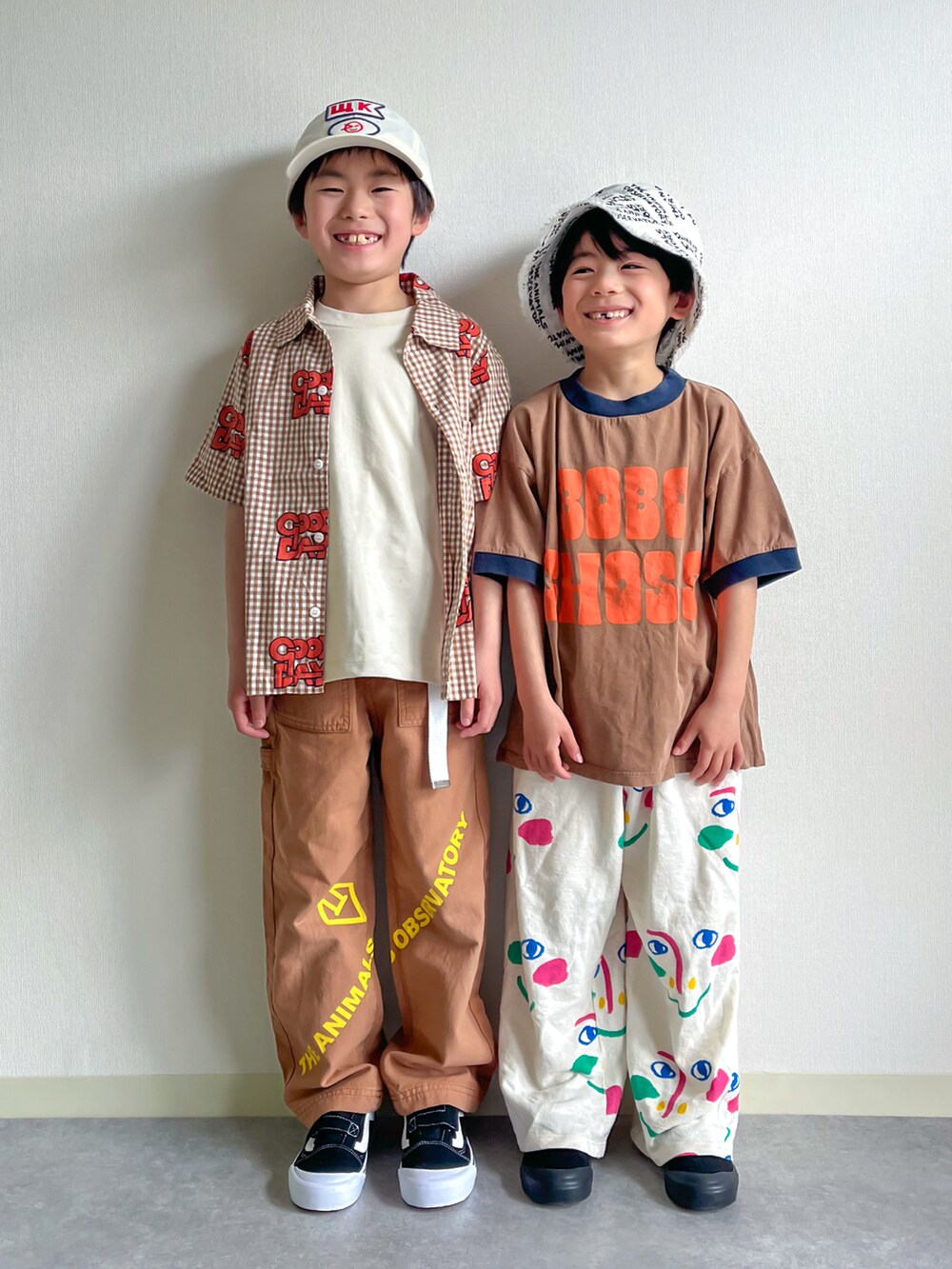 「春めき満開コーデ、柄パンツ、ロゴT、Tシャツ、シャツスタイル、カラーコーデ、レイヤードスタイル、スニーカー、ワイドパンツ、キャップ、バケットハット、休日スタイル、お出かけコーデ、春色、カジュアルコーデ」｜「BOBO CHOSESのBOBO CHOSES / キッズ リンガー Tシャツ 2025SS（2～9才）（Tシャツ/カットソー、ブラウン系）」を使った、あおりゅーさん（キッズ・110cm）の春コーディネートの2枚目の写真