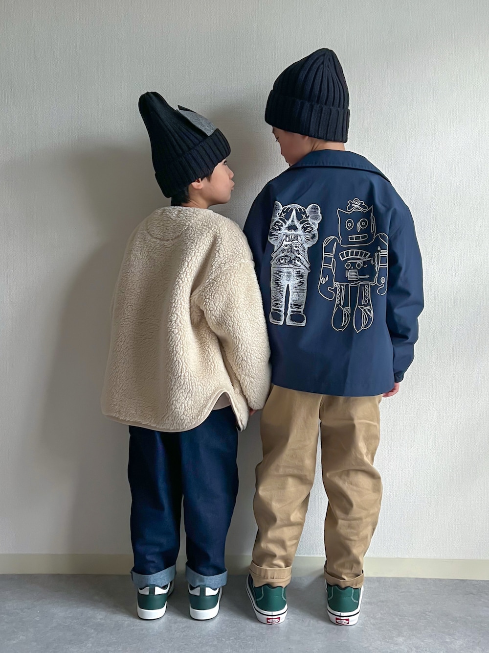 ピンク系のスウェット、ピンク系のスウェット、ベージュ系のカーディガン/ボレロを着用したキッズの秋コーディネートの2枚目の写真