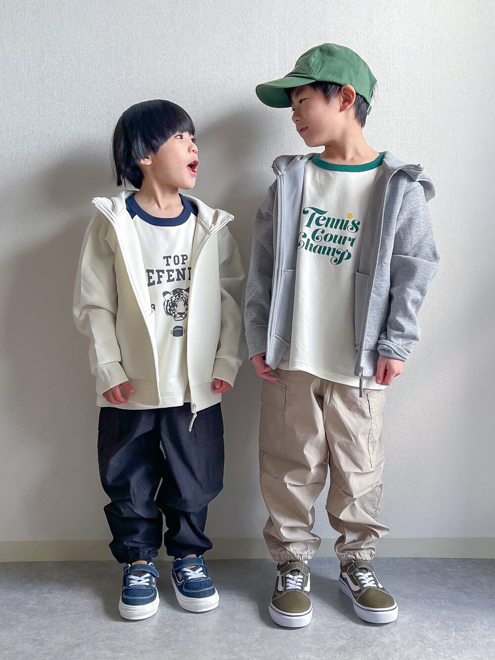 「カーゴパンツ、UNIQLO、パーカー、Tシャツ、ストリート、ストリートMIX、カジュアル、カジュアルコーデ、スニーカー、シンプル、シンプルコーデ、プチプラ」｜「digreenのアイテム（キャップ、グリーン系）」を使った、あおりゅーさん（キッズ・120cm）の春コーディネートの3枚目の写真