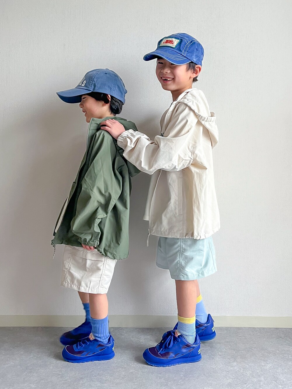 グリーン系のTシャツ/カットソー、ブルー系のTシャツ/カットソー、ブルー系のその他パンツを着用したキッズの春コーディネートの3枚目の写真