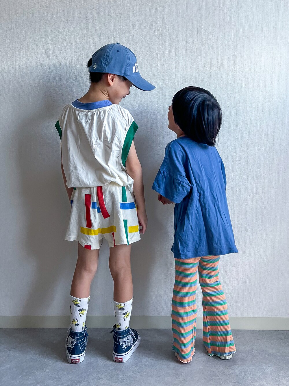 「キッズファッション、夏コーデ、ブルー、カラフル、カラーコーデ、ショートパンツ、VANS、スニーカー、Tシャツ、タンクトップ、キャップ、カラーパンツ、カジュアル、カジュアルコーデ」|「The animals observatoryのThe animals observatory / アダルト フロントプリント キャップ(キャップ、ブルー系)」を使った、あおりゅーさん(キッズ・100cm)の夏コーディネートの3枚目の写真