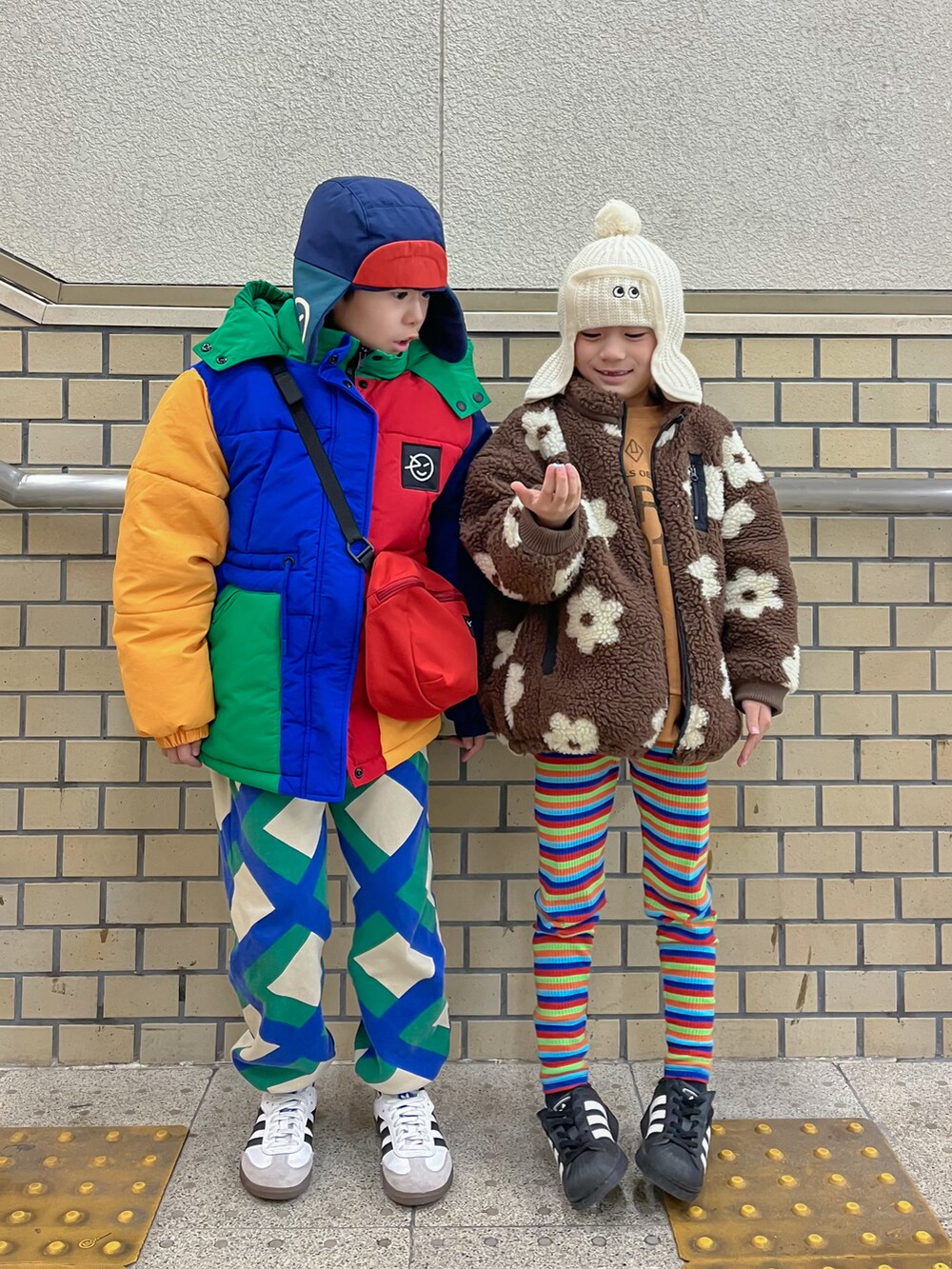 ブラウン系のブルゾン、その他のジャケット/アウター、ブラック系のスニーカーを着用したキッズの冬コーディネートの2枚目の写真