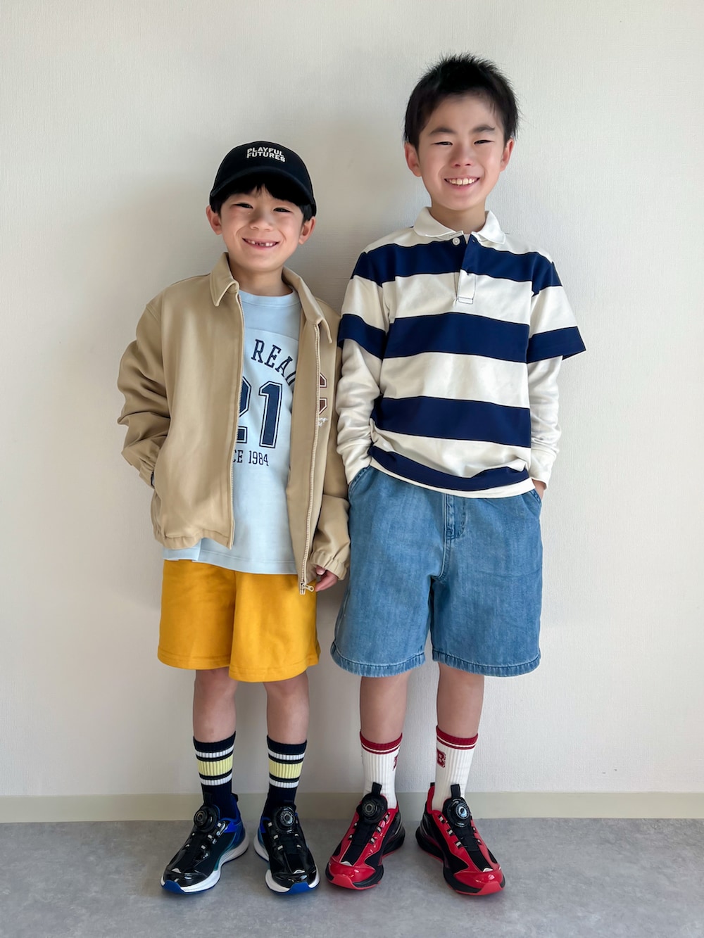 イエロー系のスウェットパンツ、ホワイト系のポロシャツ、ブルー系のデニムパンツを着用したキッズの春コーディネートの2枚目の写真