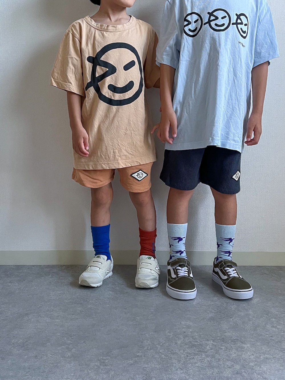 ブルー系のTシャツ/カットソー、イエロー系のTシャツ/カットソー、グレー系のその他パンツを着用したキッズの夏コーディネートの3枚目の写真