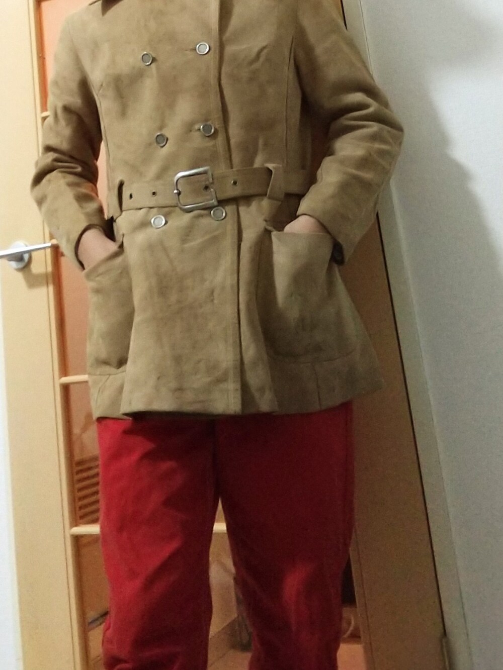 ベージュ系のその他アウター、ホワイト系のニット/セーターを着用したメンズの秋コーディネートの3枚目の写真