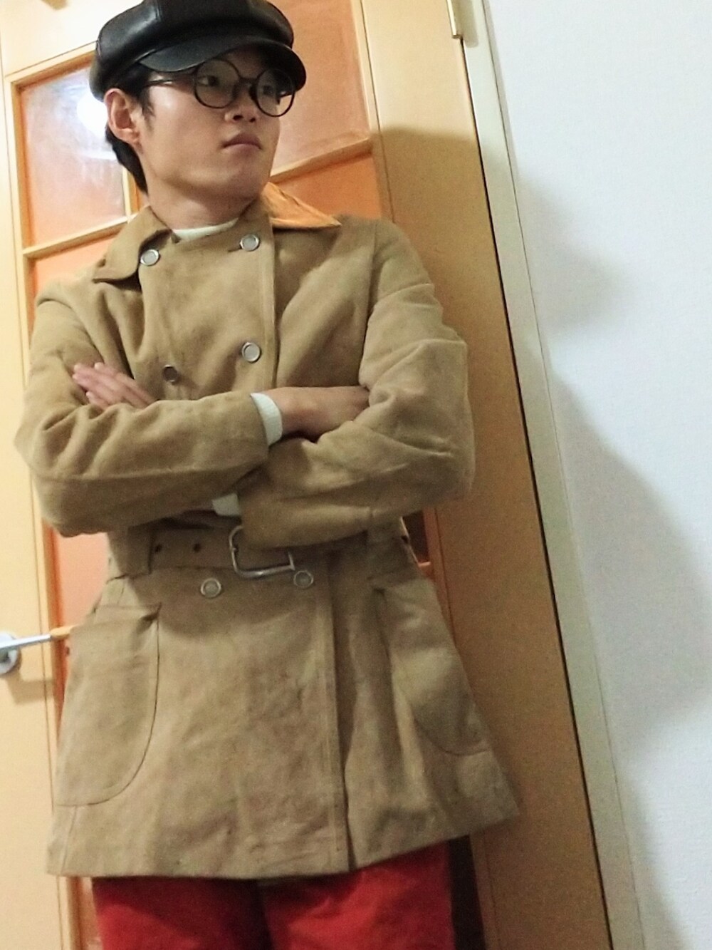 ベージュ系のその他アウター、ホワイト系のニット/セーターを着用したメンズの秋コーディネートの2枚目の写真