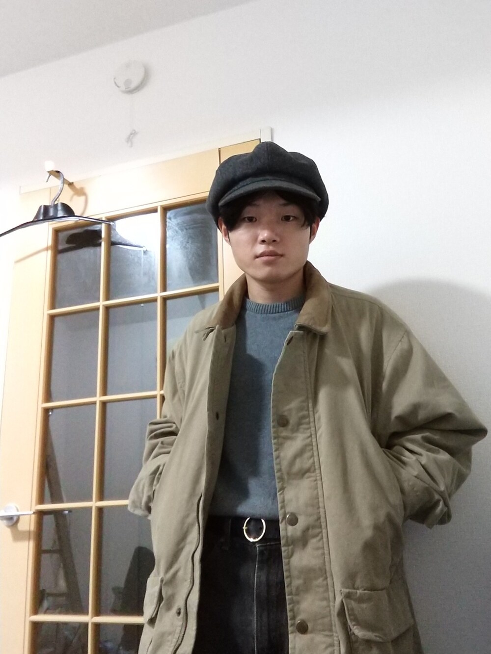 ベージュ系のその他アウター、グレー系のキャスケットを着用したメンズの秋コーディネートの2枚目の写真