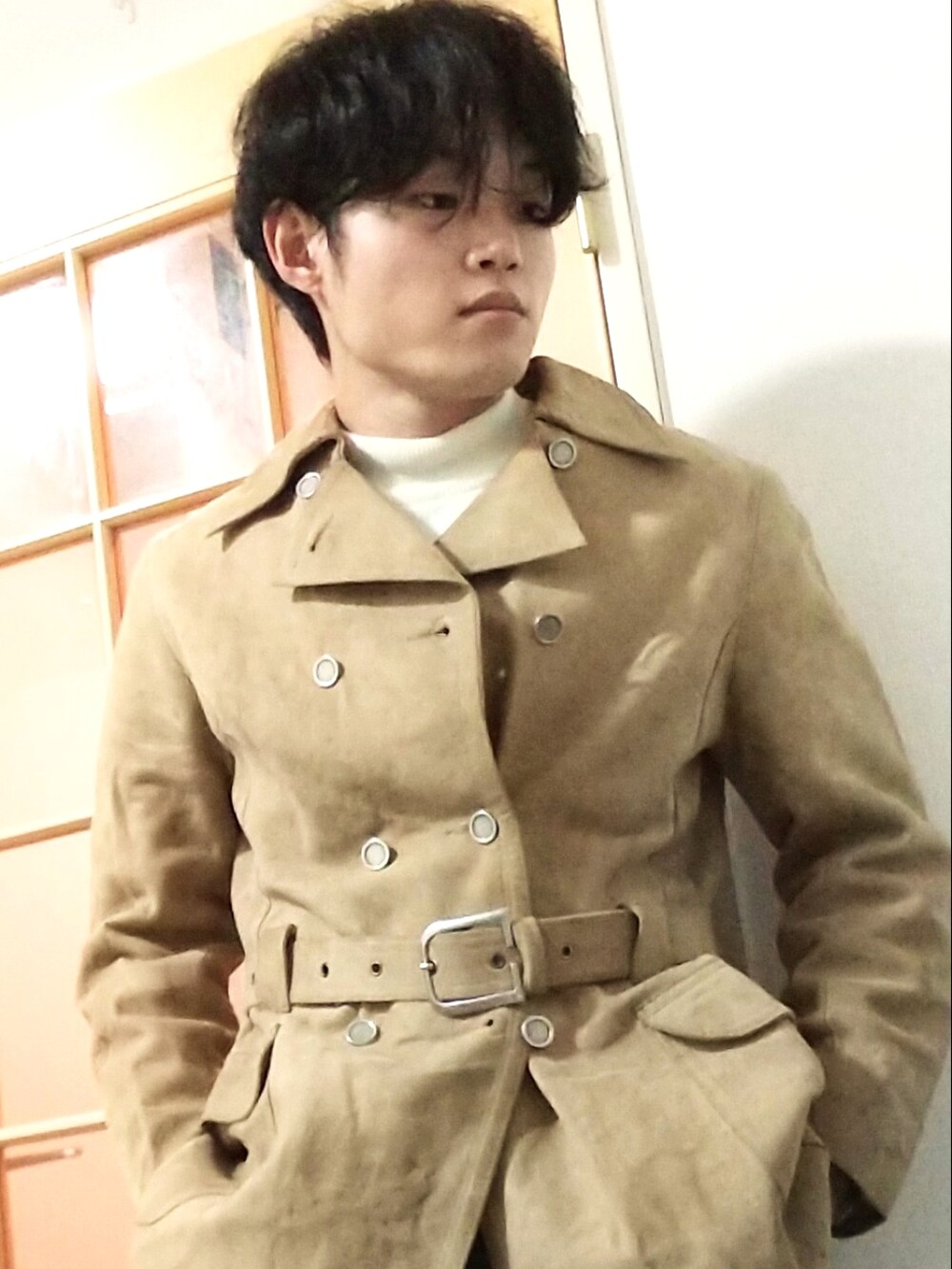 ベージュ系のその他アウター、ホワイト系のニット/セーターを着用したメンズの秋コーディネートの4枚目の写真