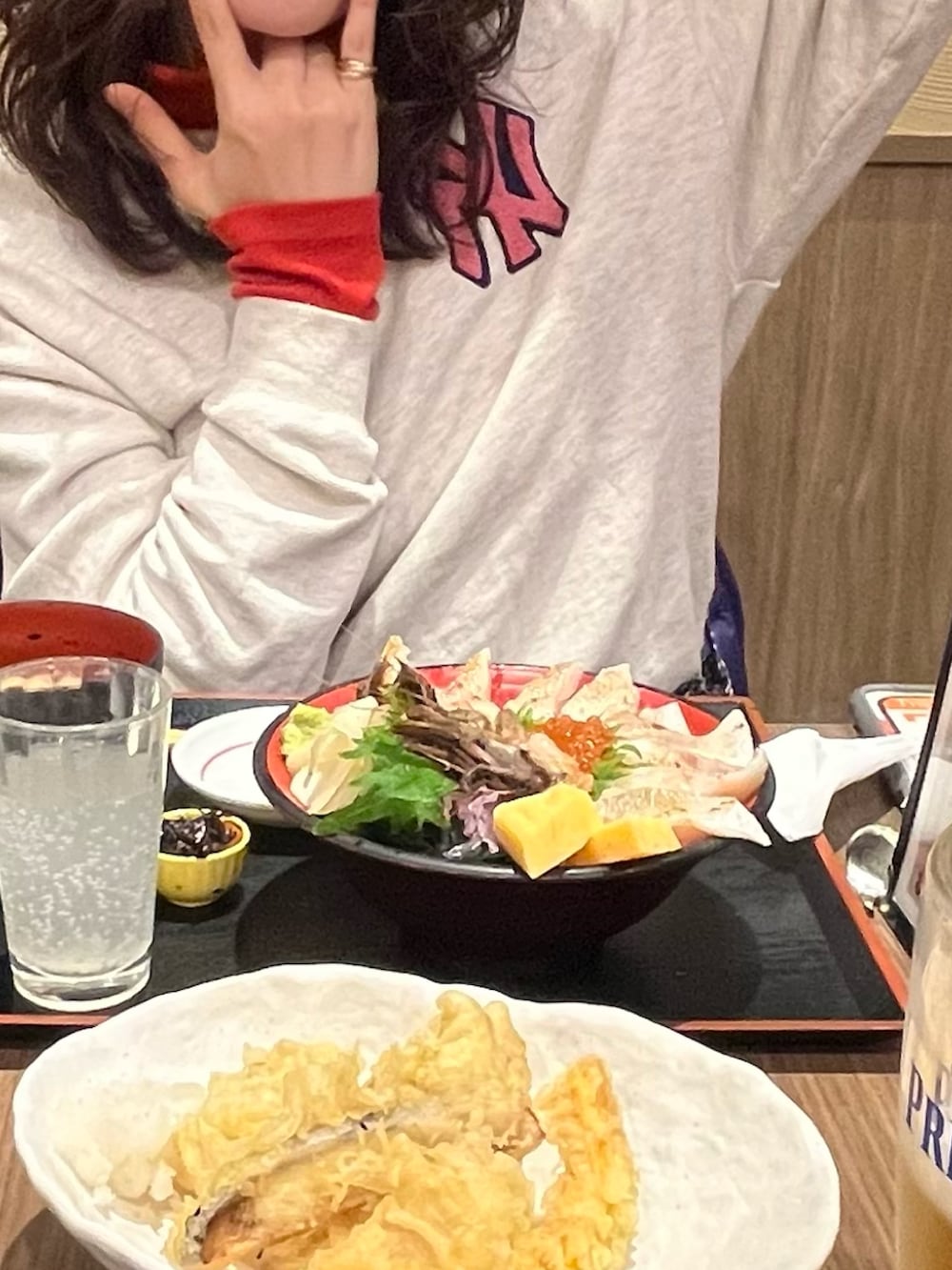 ブラック系のスカート、パープル系のダウンジャケット/コート、ブルー系のスニーカーを着用したレディースの冬コーディネートの2枚目の写真