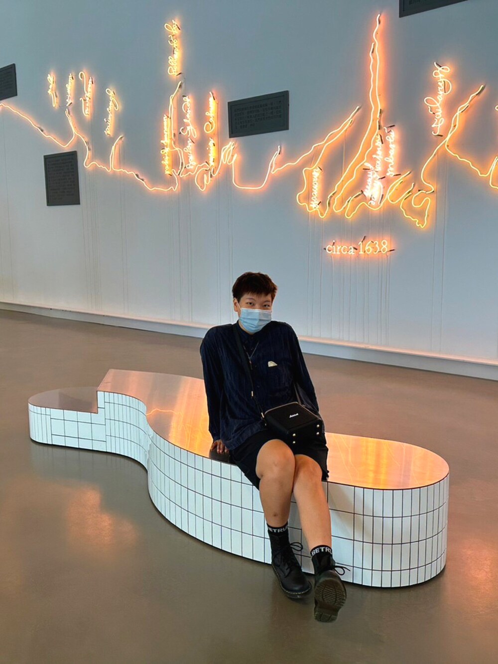 「art museum、art gallery、Kaoshiung」｜「niko and...の【CM着用アイテム】バティック風柄シャツ（シャツ/ブラウス、ブルー系）」を使った、melon 瓜さん（レディース・163cm）の秋コーディネートの3枚目の写真
