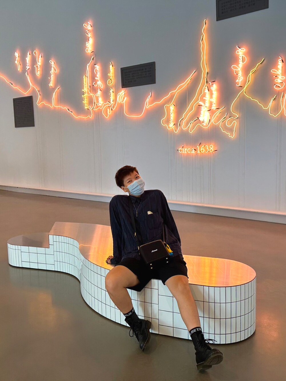 「art museum、art gallery、Kaoshiung」｜「niko and...の【CM着用アイテム】バティック風柄シャツ（シャツ/ブラウス、ブルー系）」を使った、melon 瓜さん（レディース・163cm）の秋コーディネートの4枚目の写真