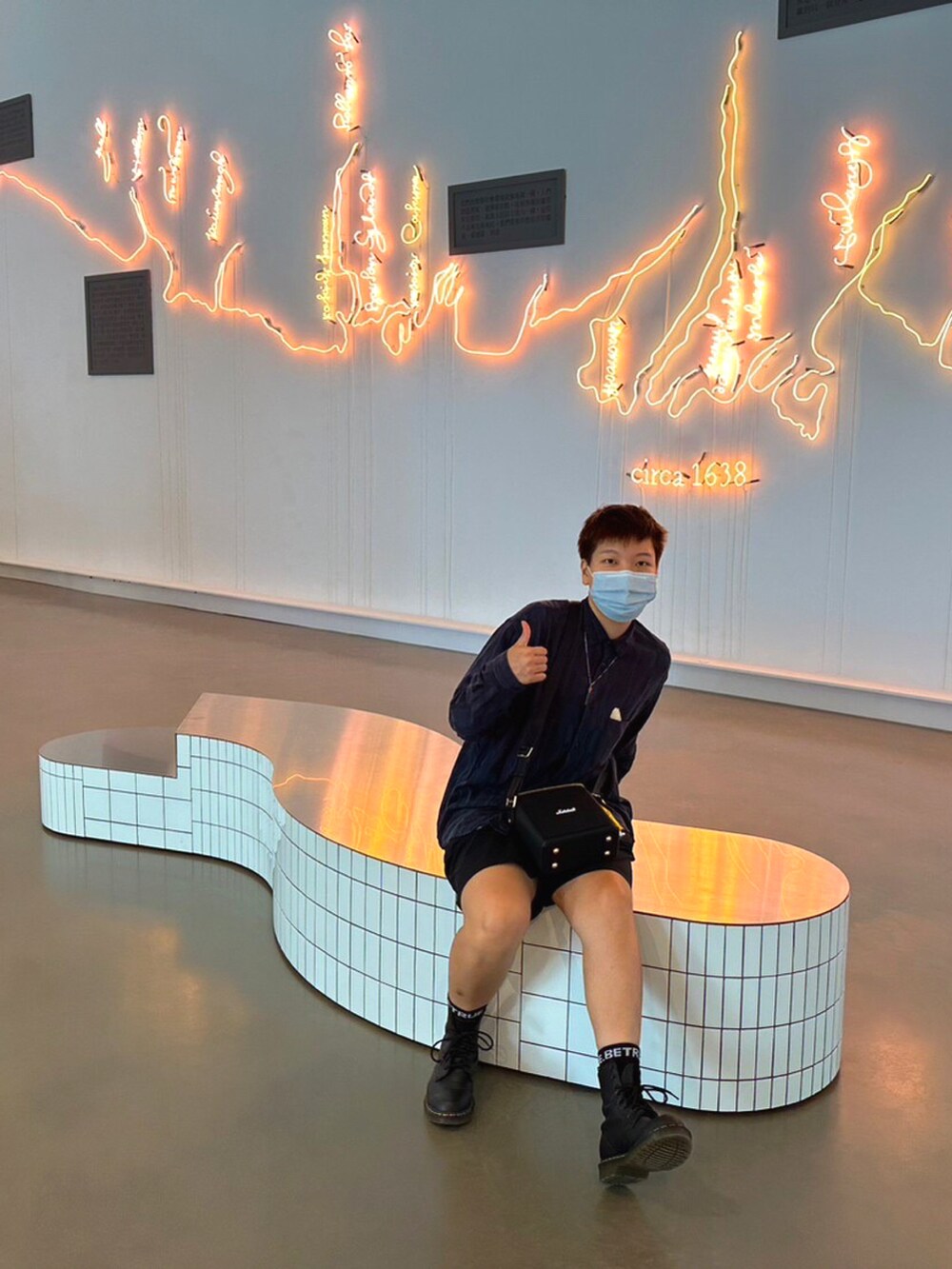 「art museum、art gallery、Kaoshiung」｜「niko and...の【CM着用アイテム】バティック風柄シャツ（シャツ/ブラウス、ブルー系）」を使った、melon 瓜さん（レディース・163cm）の秋コーディネートの2枚目の写真