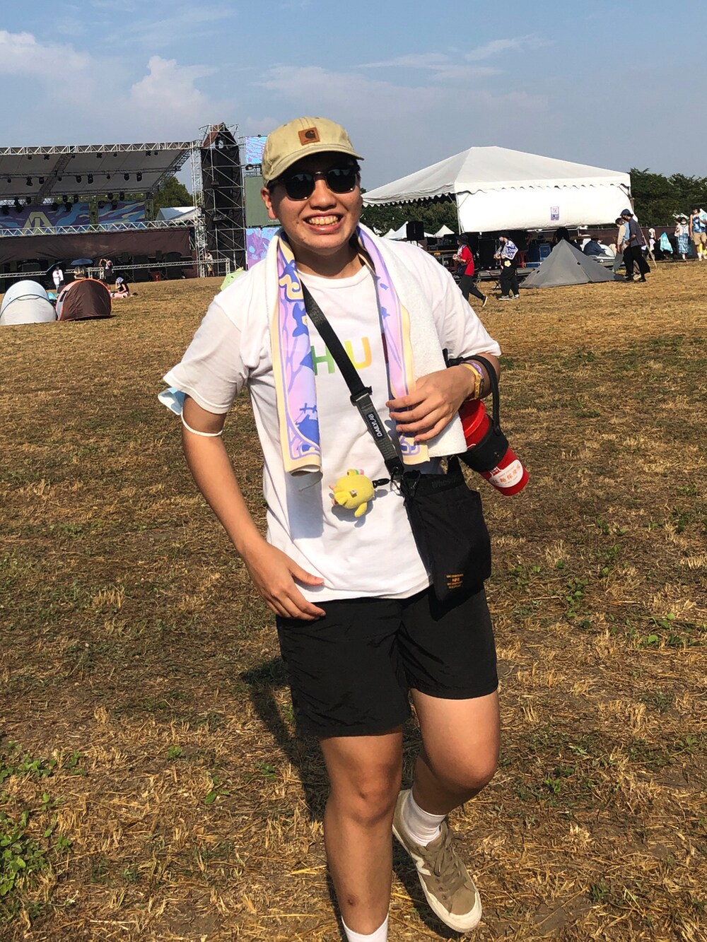 ホワイト系のTシャツ/カットソー、ブラック系のその他パンツ、グリーン系のスニーカーを着用したレディースの秋コーディネートの4枚目の写真