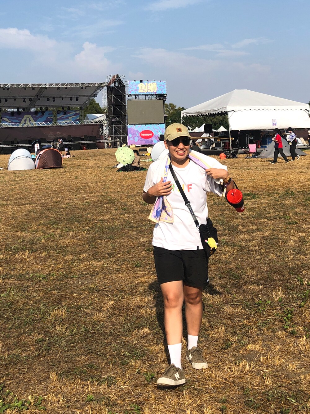 ホワイト系のTシャツ/カットソー、ブラック系のその他パンツ、グリーン系のスニーカーを着用したレディースの秋コーディネートの2枚目の写真