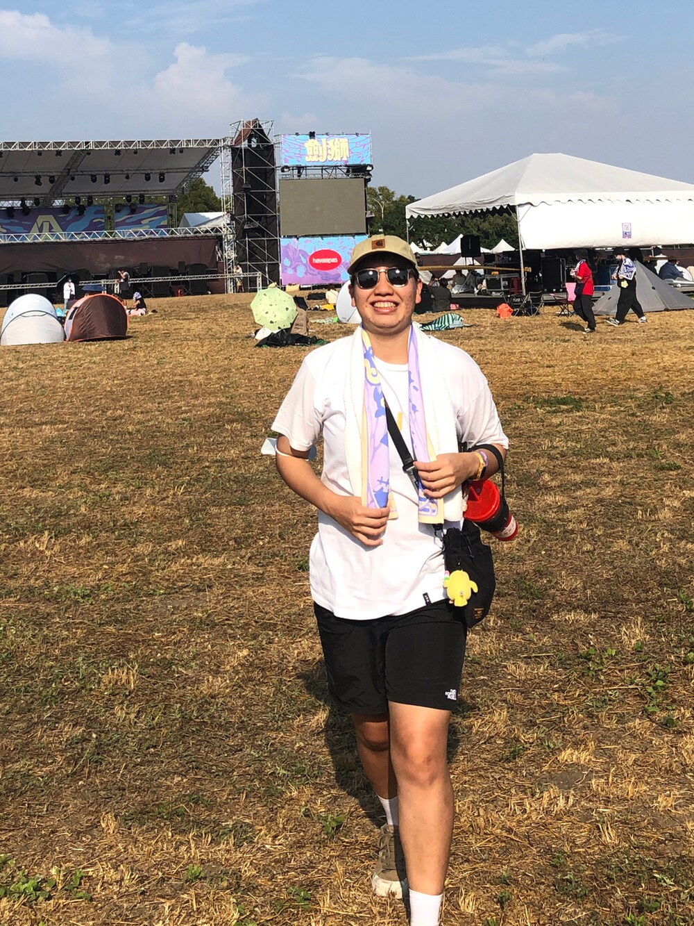 ホワイト系のTシャツ/カットソー、ブラック系のその他パンツ、グリーン系のスニーカーを着用したレディースの秋コーディネートの3枚目の写真