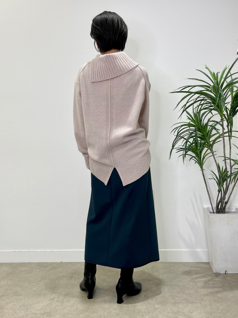 ブラック系のブーツ、パープル系のニット/セーター、ホワイト系のトートバッグを着用したレディースの冬コーディネートの4枚目の写真