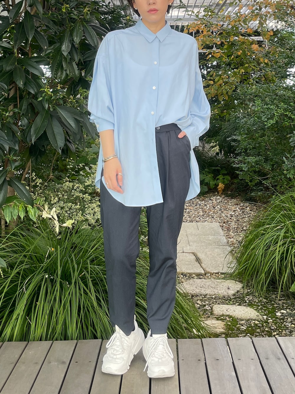 ホワイト系のスニーカー、グレー系のその他パンツ、ブルー系のシャツ/ブラウスを着用したレディースの秋コーディネートの3枚目の写真