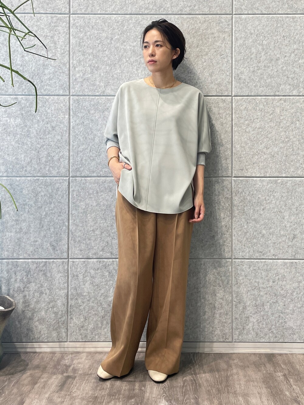 「オトナ女子、ゆるコーデ、秋冬コーデ、オトナカジュアル、きれいめカジュアル、パンツスタイル、シック、シンプル、モスグリーン、キャメル、柄バッグ、ゼブラ柄」｜「INDIVIの【日本製/UVケア】ウール混ワイドパンツ（その他パンツ、イエロー系）」を使った、Ayanaさん（レディース・155cm）の秋コーディネートの4枚目の写真