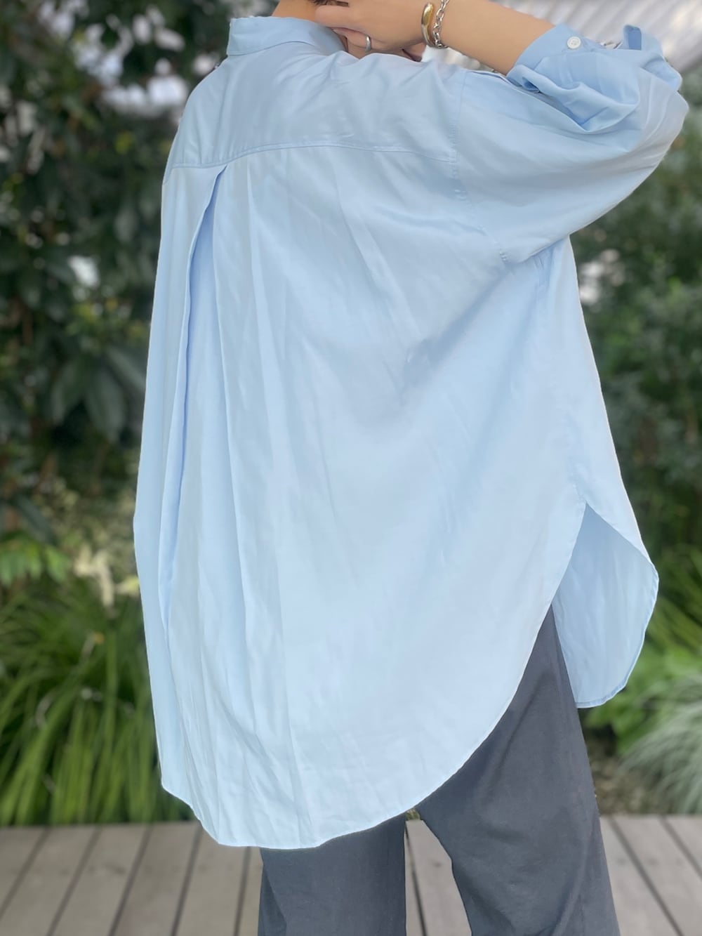 ホワイト系のスニーカー、グレー系のその他パンツ、ブルー系のシャツ/ブラウスを着用したレディースの秋コーディネートの4枚目の写真