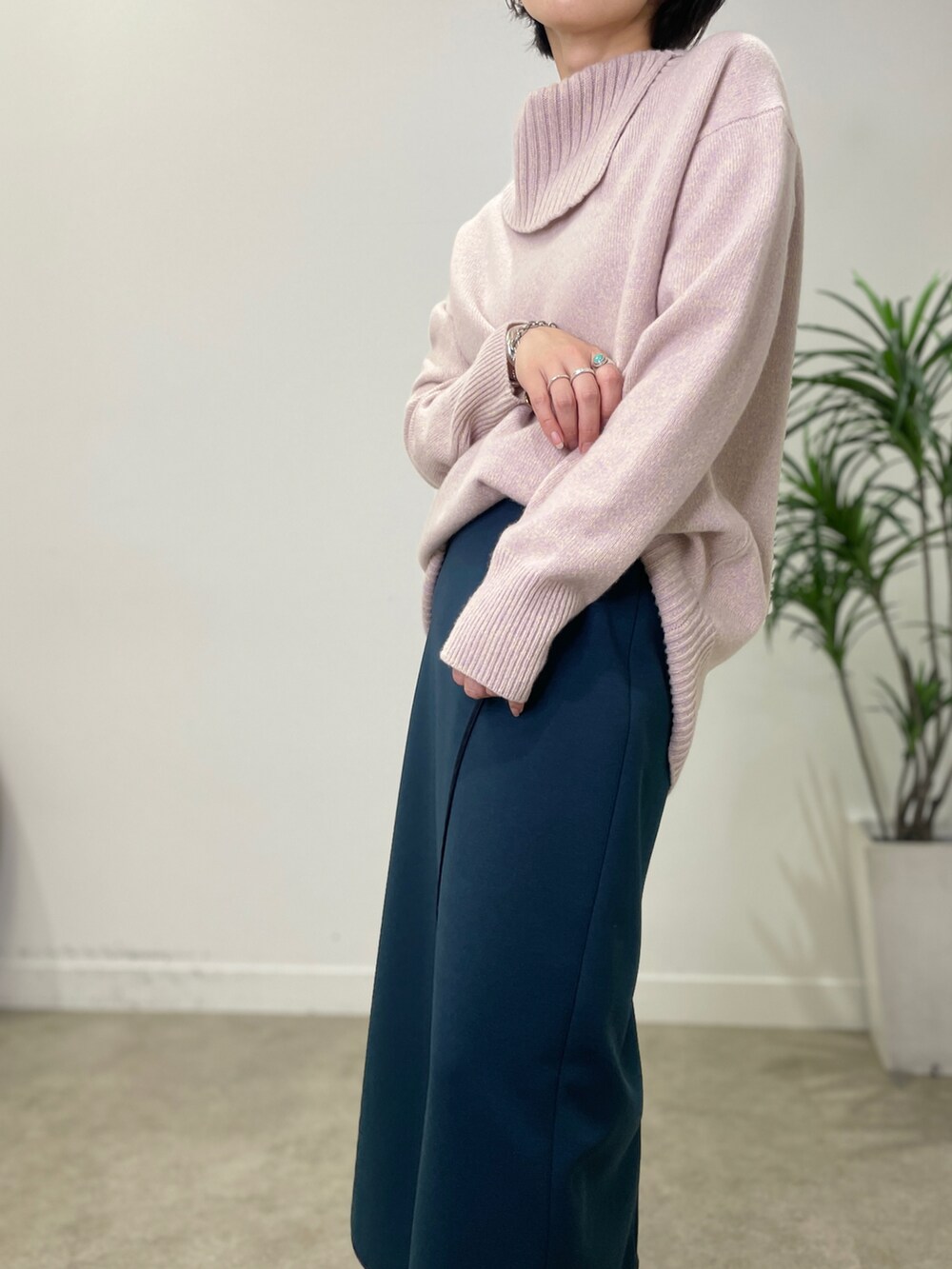 ブラック系のブーツ、パープル系のニット/セーター、ホワイト系のトートバッグを着用したレディースの冬コーディネートの5枚目の写真