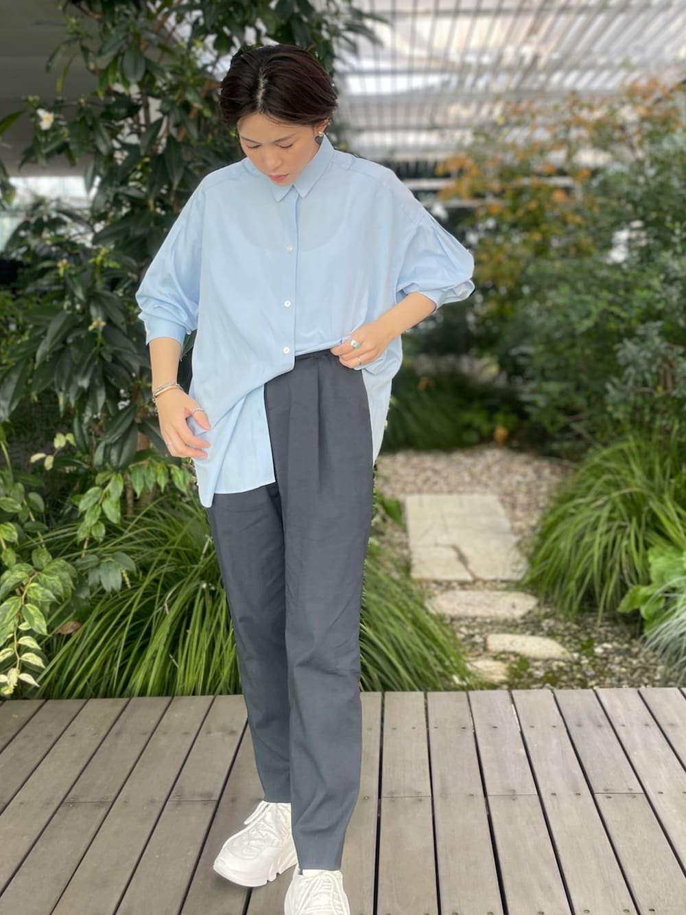 ホワイト系のスニーカー、グレー系のその他パンツ、ブルー系のシャツ/ブラウスを着用したレディースの秋コーディネートの2枚目の写真