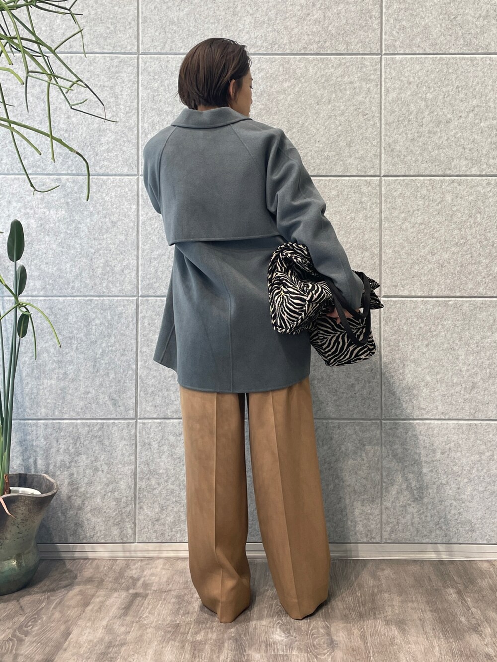 「オトナ女子、ゆるコーデ、秋冬コーデ、オトナカジュアル、きれいめカジュアル、パンツスタイル、シック、シンプル、モスグリーン、キャメル、柄バッグ、ゼブラ柄」｜「INDIVIの【日本製/UVケア】ウール混ワイドパンツ（その他パンツ、イエロー系）」を使った、Ayanaさん（レディース・155cm）の秋コーディネートの3枚目の写真