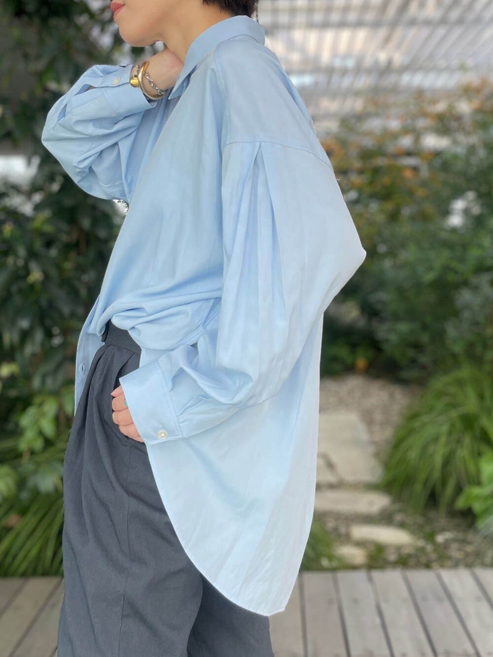 ホワイト系のスニーカー、グレー系のその他パンツ、ブルー系のシャツ/ブラウスを着用したレディースの秋コーディネートの5枚目の写真