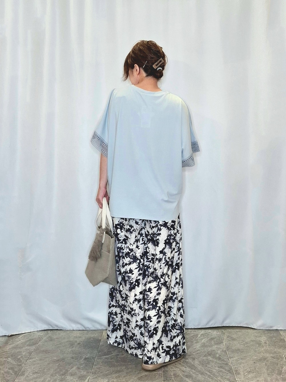 ブルー系のTシャツ/カットソー、ブルー系のその他パンツ、ブラウン系のサンダルを着用したレディースの夏コーディネートの3枚目の写真