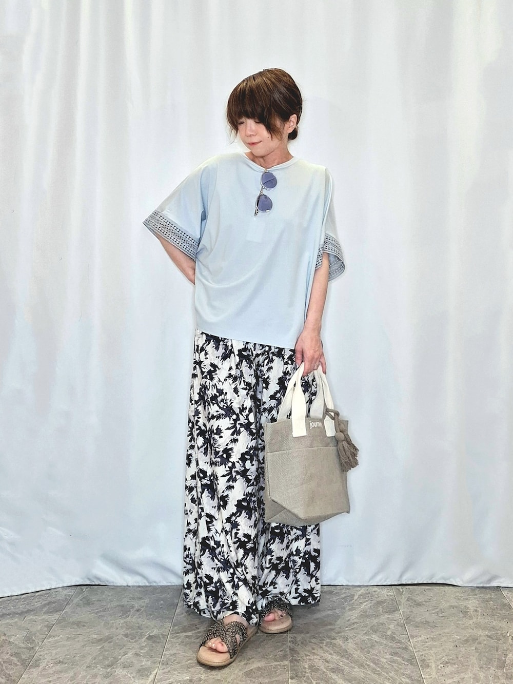 ブルー系のTシャツ/カットソー、ブルー系のその他パンツ、ブラウン系のサンダルを着用したレディースの夏コーディネートの4枚目の写真