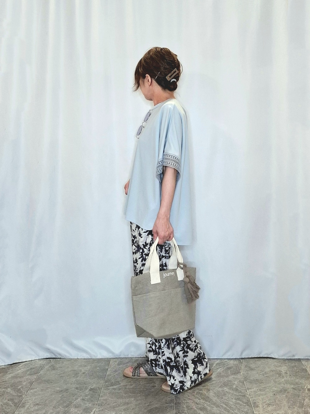 ブルー系のTシャツ/カットソー、ブルー系のその他パンツ、ブラウン系のサンダルを着用したレディースの夏コーディネートの5枚目の写真
