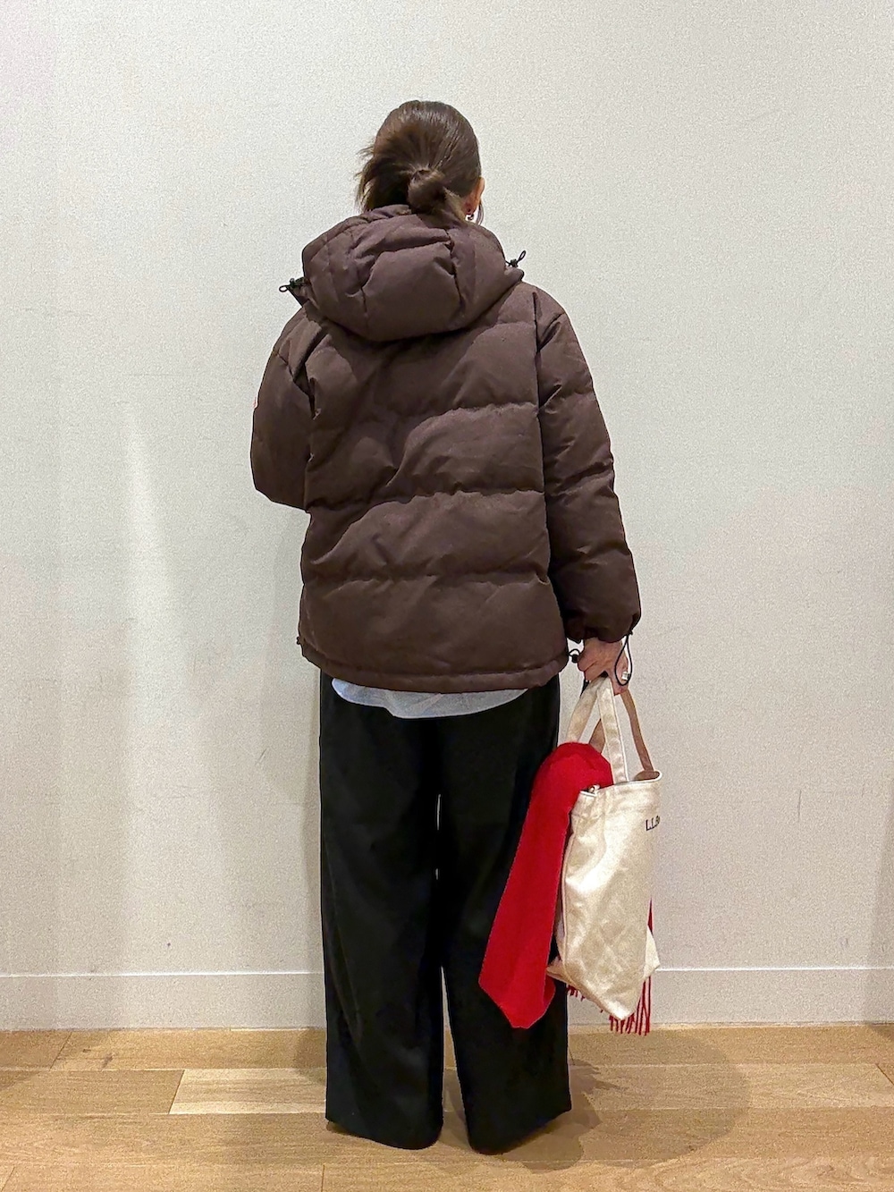 ブルー系のシャツ/ブラウス、グレー系のニット/セーター、ブラウン系のその他アウターを着用したレディースの冬コーディネートの2枚目の写真