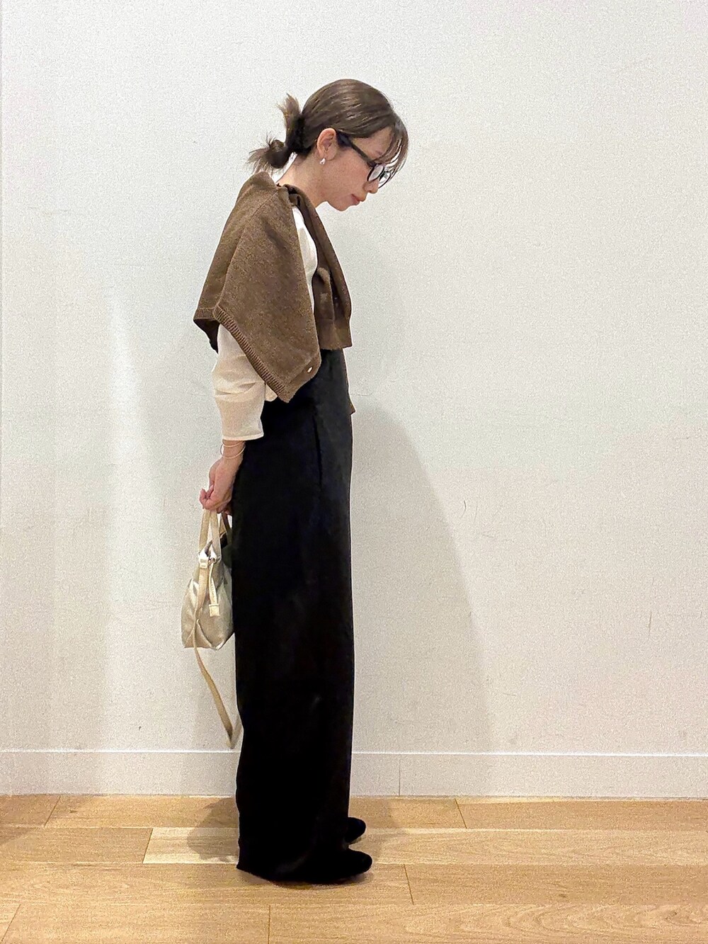 ブラウン系のカーディガン/ボレロ、ホワイト系のシャツ/ブラウス、ブラック系のワンピースを着用したレディースの秋コーディネートの2枚目の写真