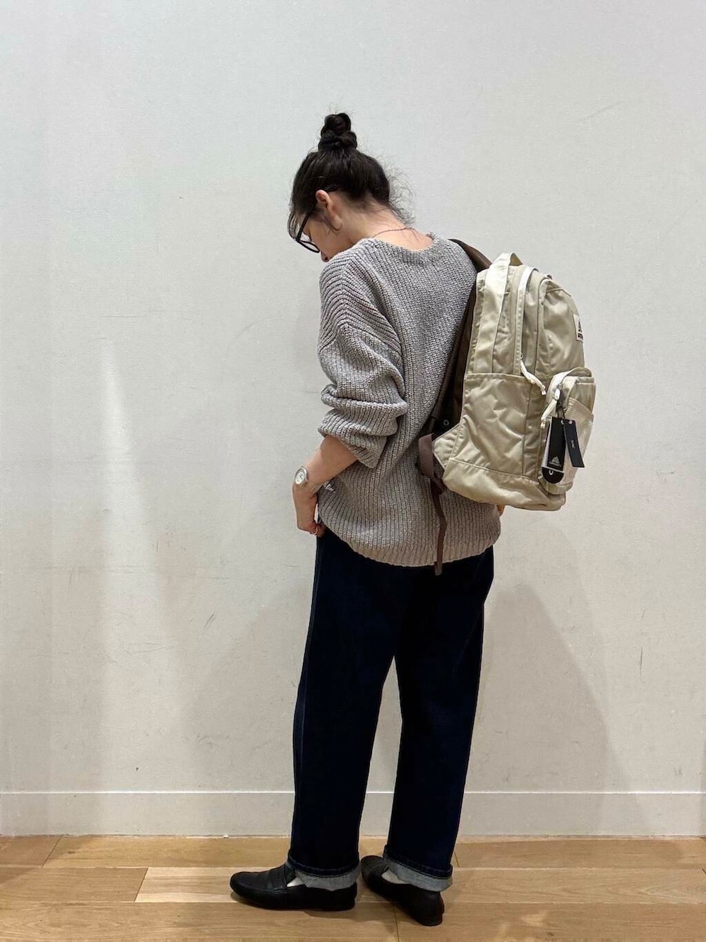 ブラック系のローファー、ブルー系のデニムパンツ、グレー系のニット/セーターを着用したレディースの春コーディネートの7枚目の写真