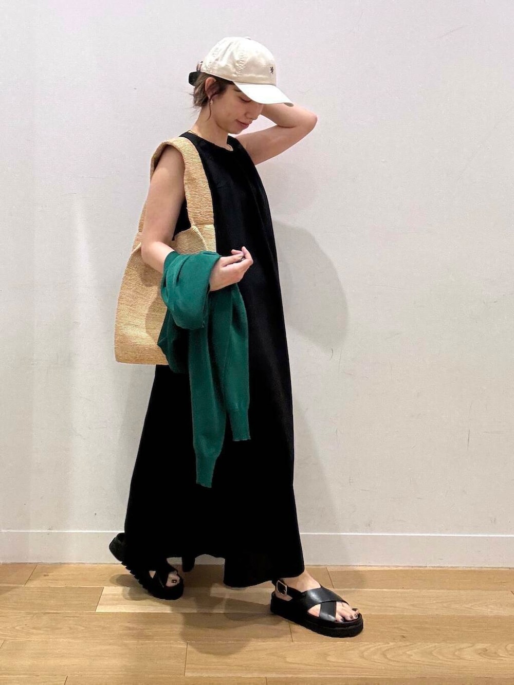 ブラック系のサンダル、グリーン系のカーディガン/ボレロ、ブラック系のワンピースを着用したレディースの夏コーディネートの7枚目の写真