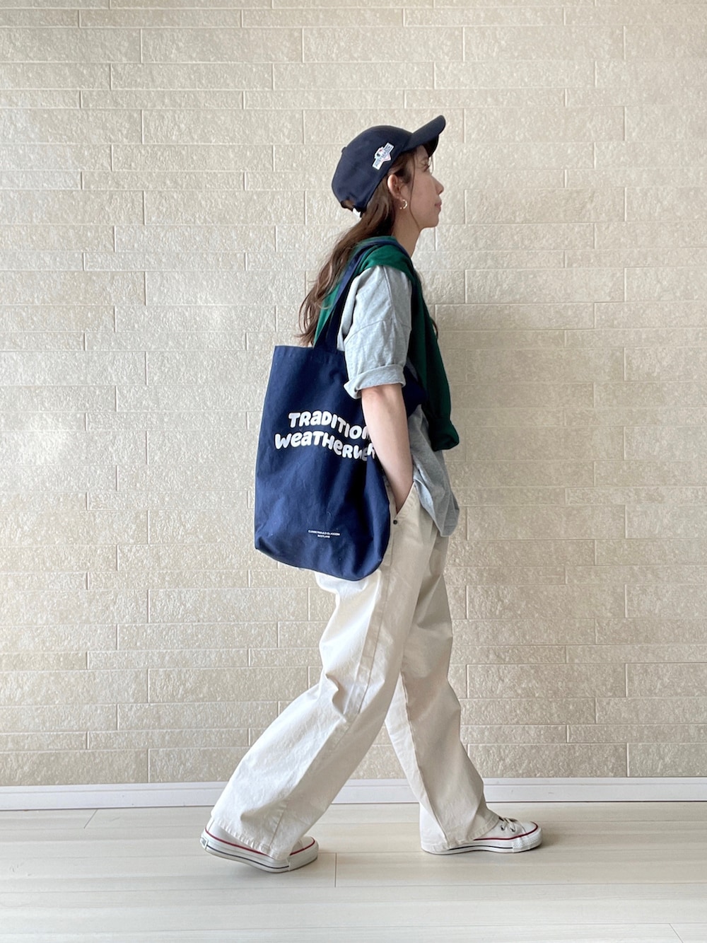 ホワイト系のその他パンツ、ブルー系のトートバッグ、グレー系のTシャツ/カットソーを着用したレディースの春コーディネートの2枚目の写真